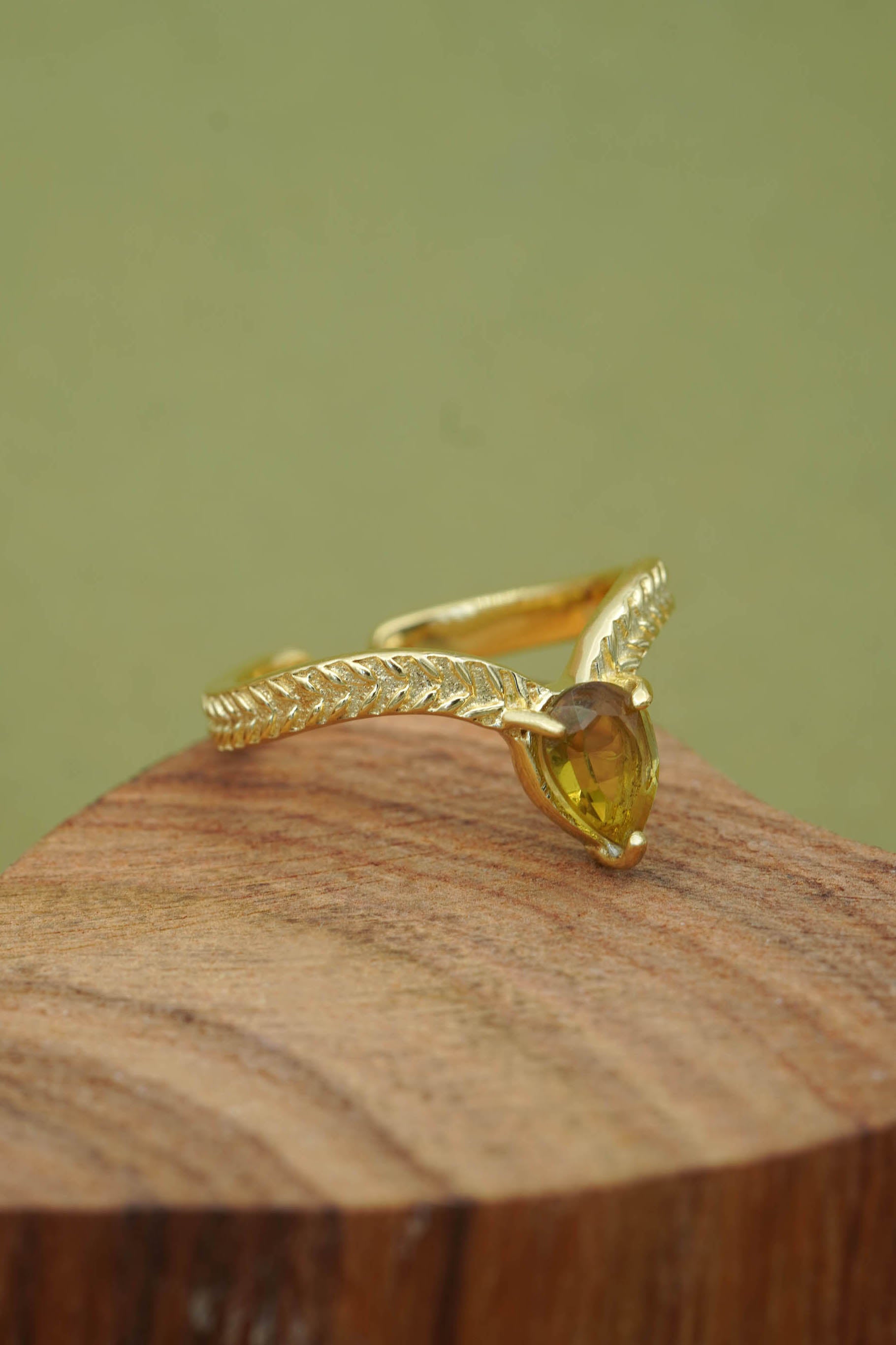 Peridot Flourish Ring - Gold