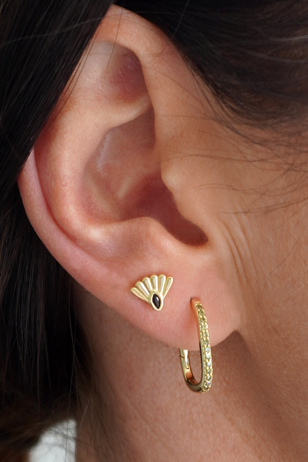 Fantail Studs White - Gold